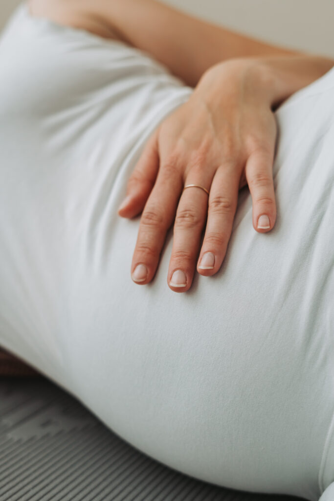 Den Babybauch streicheln fördert Bindung zum Baby in unserem Kurs für achtsame  Schwangerschaft im Würmtal
