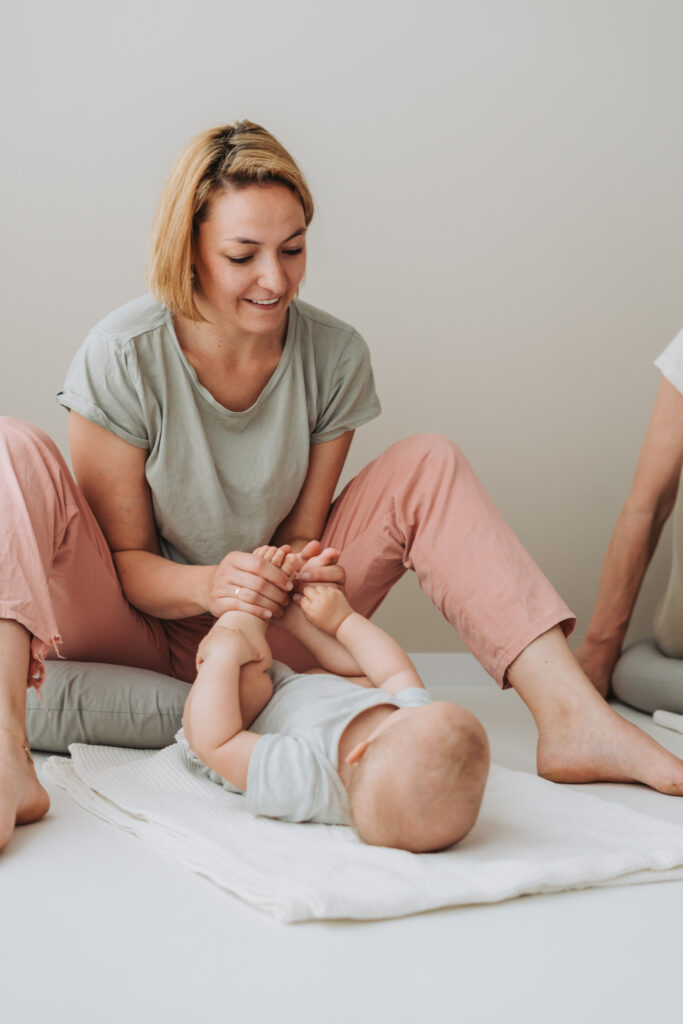 Bei Babymassage in Verbindung mit deinem Kind kommen
