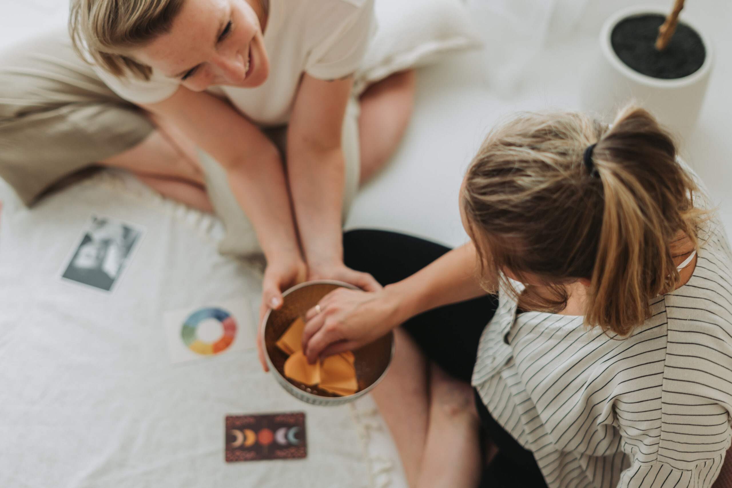 Zwei Frauen teilen einen Moment bei einem Mama Blessing